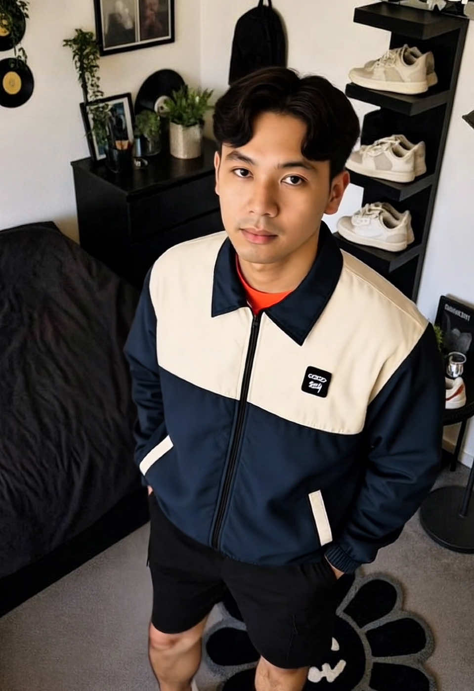 Jaketnya clean, warnanya keren, stylenya beda. Colorblock vibes yang bikin look lo stand out! #JaketPria #ColorblockJacket #OutfitKeren #StreetwearIndonesia #OOTDPria #OuterwearStyle