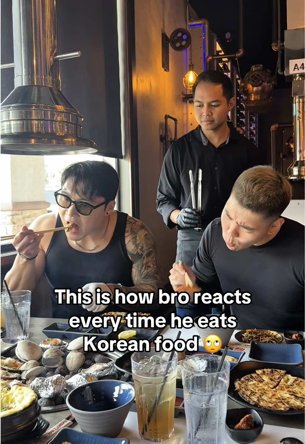 Every time he eats Korean food he always does this… SHIBAL 🤬 … btw make sure you come to @BURNIN' SHELL for some good Korean seafood 😋 #korean #oppa #koreanfood 