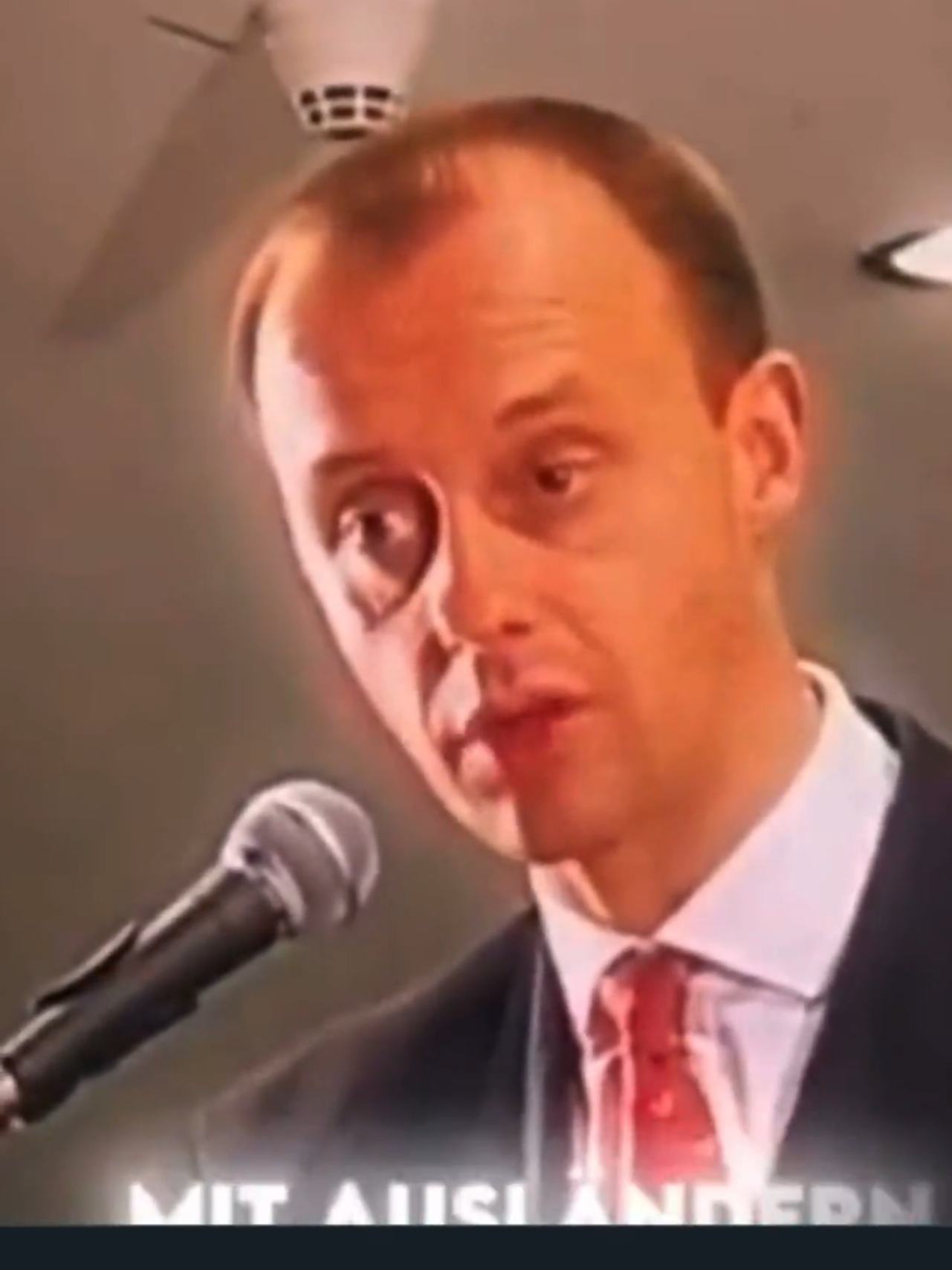 Schaut euch an, was Friedrich Merz im Jahr 2000 gesagt hat! Für die gleiche Aussage wird die AfD heute vom #Verfassungsschutz beobachtet. Die Altparteien wollen mit aller Gewalt verhindern, dass wir die Wahrheit aussprechen - dabei wissen die Bürger längst, was in unserem Land vorgeht. Und sie wissen auch, dass nur eine Partei die Probleme konsequent lösen wird. 💙 #AfD #merz 