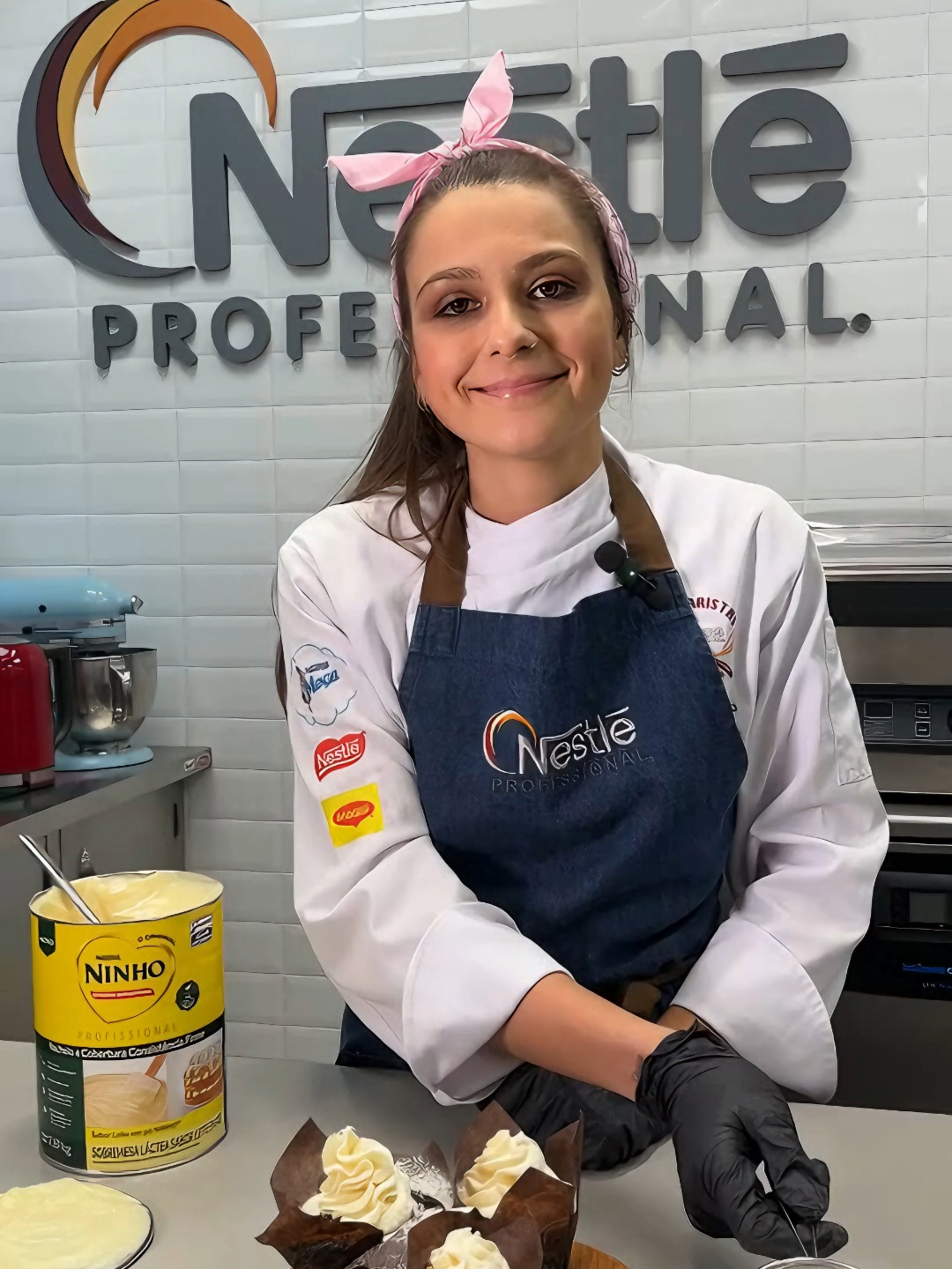 Esse recheio de NINHO® já vem pronto e salva a vida na produção! 👩‍🍳💛   Já usou ou ainda tem dúvida? Me conta aqui 👇   #docesparavender #confeitaria #recheioninho #leiteninho #dicasdoces
