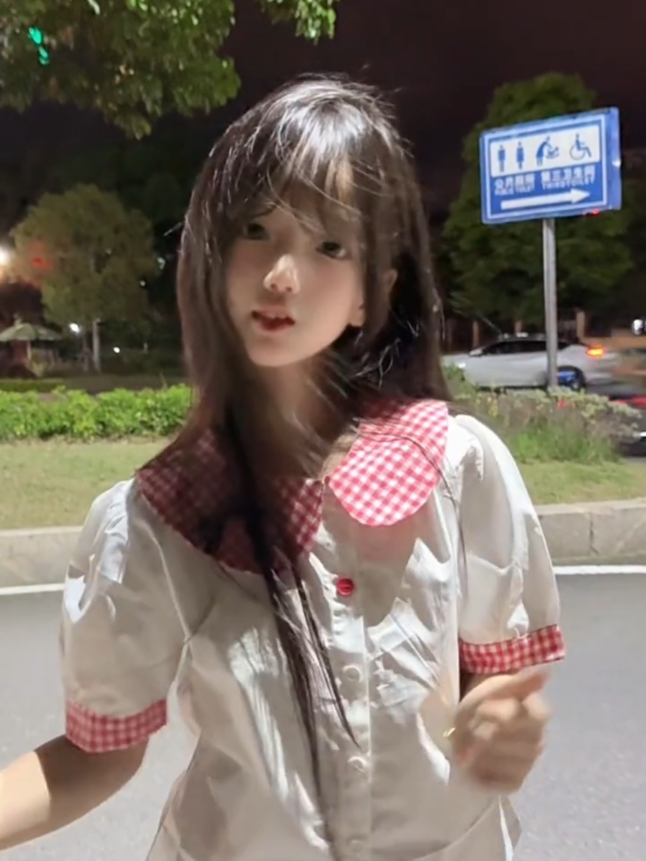 甜妹也可以很酷（她尽力了hhh）#可爱的女鹅 #萌娃 #甜妹 #骗你生女儿 #手势舞 #氛围感 