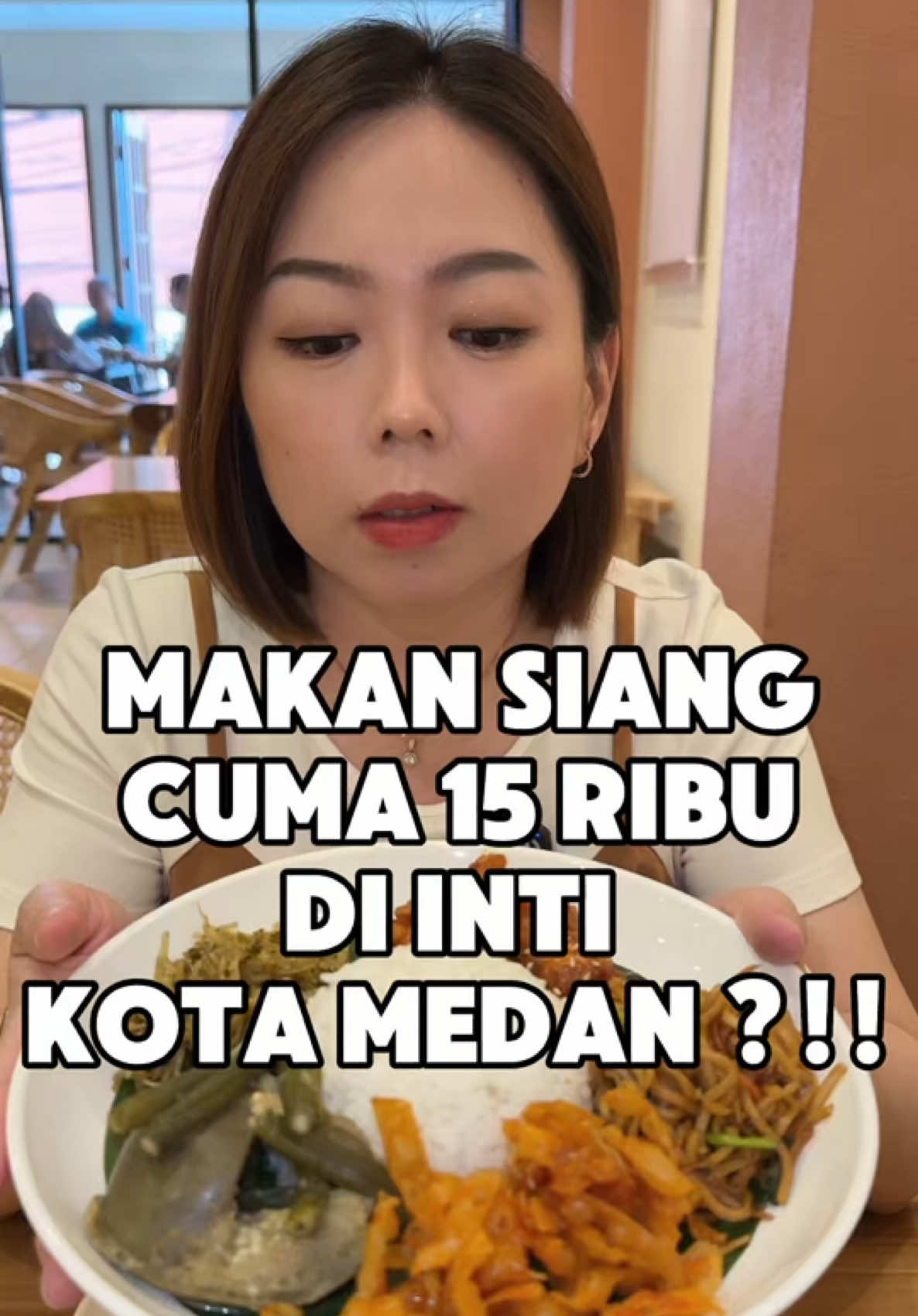Ini aku kasi nama Warteg uplevel!  Zaman sekarang ternyata masi ada rupanya makan siang cuma 15ribu! Lokasinya di inti kota Medan lagi!! Woww!!! 😍😍😍 Tmpt ini cocok sih utk tmn2 yg kerja kantoran, atau mahasiswa ataupun mama2 yg lg nunggu anaknya les atau apa dehh, mampir mau quick lunch, dgn lauk2 rumahan yg less micin, less oily. Jd bsk2 ga usa pusing lg mikirin mau makan siang apa yaa 🙌🏻 📍Dapoer Oma Jl. Taruma, no. 60-62 Medan (Lt.2 Mugunghwa Korean Mart) ⏰ 10.00-16.00 (Minggu closed)