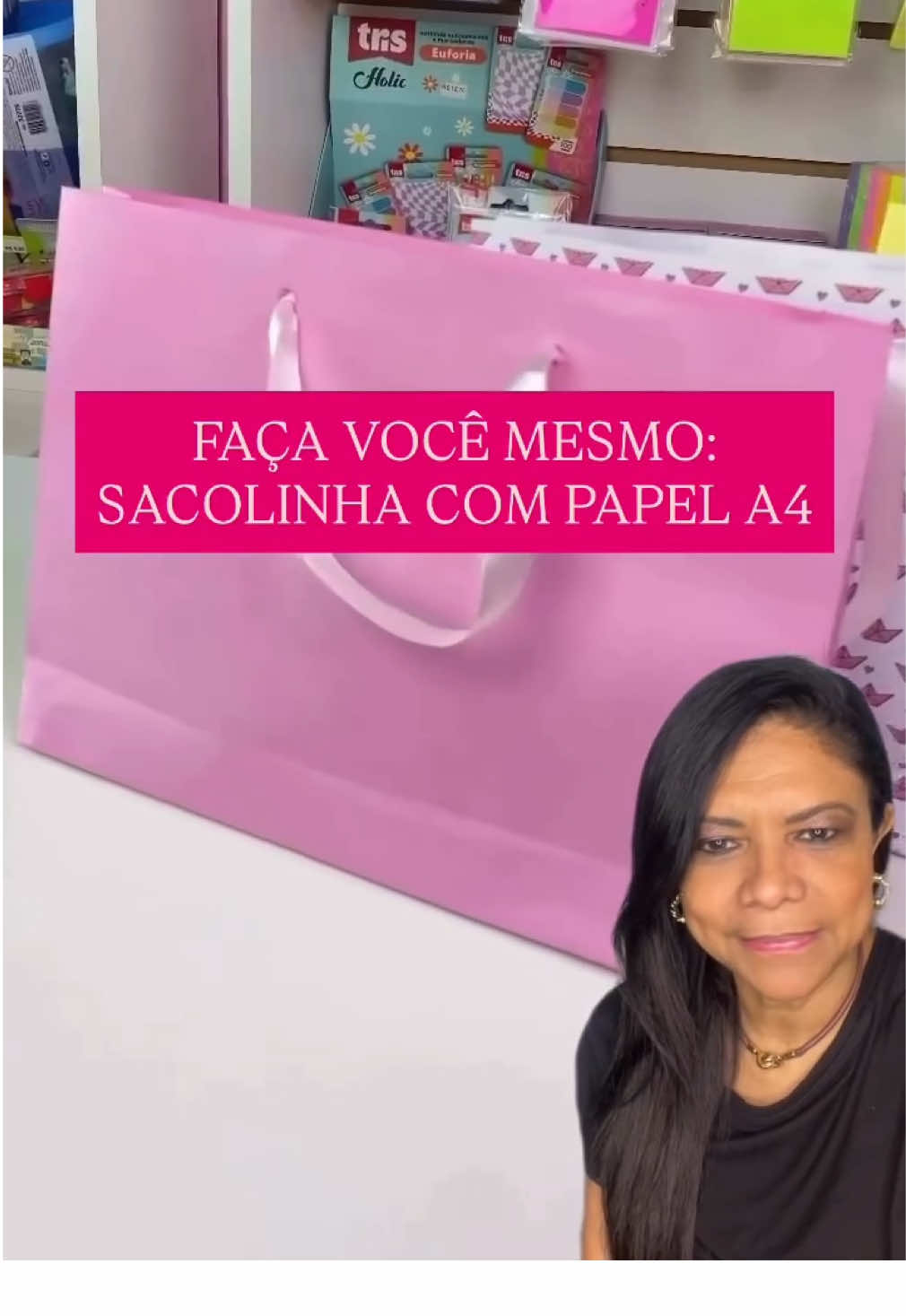 Com duas folhas de papel A4, dá pra criar uma sacolinha de presente linda, personalizada e cheia de charme.  Uma ideia simples que valoriza qualquer lembrança! 💝📄🎀 Salva o vídeo pra ver no detalhe! Gostou? Envia pra pessoa que vc sabe que tb vai gostar da dessa ideia! Créditos stenapoleao  #diyfacil #embalagemcriativa #criatividade #presentepersonalizado #papelariafofa