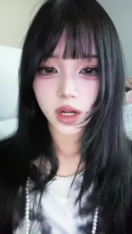 How would y’all feel if I started streaming just doin makeup 🤔#fyp #japanese #おすすめ #09 #🇯🇵 