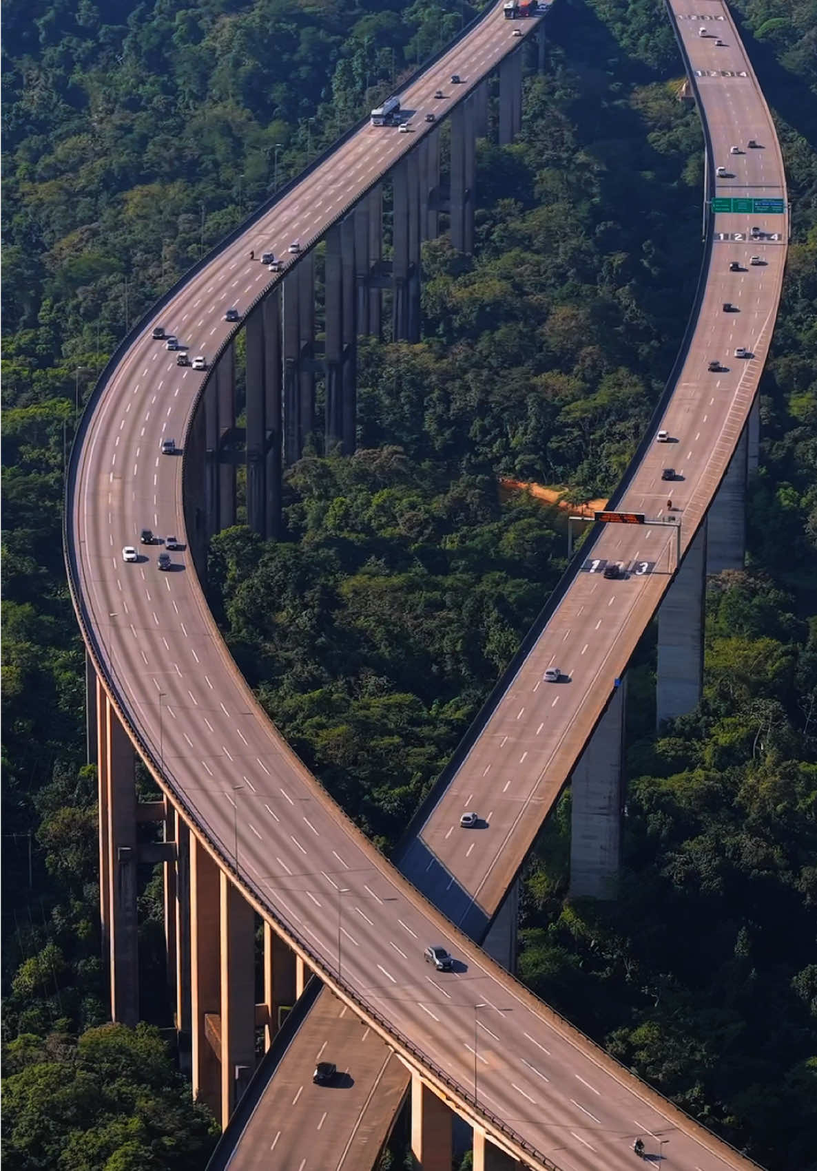 Considerada uma das estradas mais modernas e bonitas do Brasil, a Imigrantes é um verdadeiro espetáculo para quem ama viajar: túneis gigantes, mata atlântica preservada e paisagens de tirar o fôlego! #baixadasantista #rodoviadosimigrantes #sp ##travel #trip  