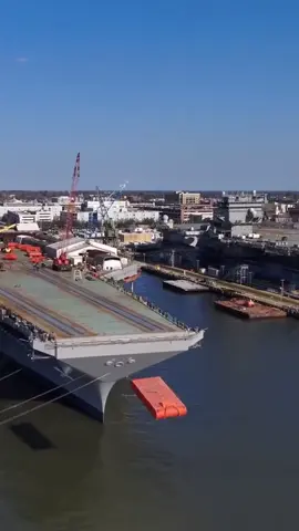 U.S. Navy Sailors, civilian employees and contractors observed a 