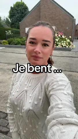 Wie jij was zegt niets over wie jij moet zijn. Je hoeft niet te blijven wie je gisteren was. Niet wie je vorig jaar was. Zelfs niet wie je dacht te moeten zijn. Want weet je? Jij mag jezelf opnieuw uitvinden. Op elk moment. Op jouw tempo. Op jouw voorwaarden. Of dat nu betekent: 🌿 een andere job 💫 een nieuw levensritme 💎 meer vrijheid & zelfliefde … of eindelijk je eigen pad bewandelen. Voel jij dat het tijd is om voor jezelf te kiezen? Ik help vrouwen zoals jij om opnieuw te durven dromen en ze waar te maken.  #jezelfheruitvinden #persoonlijkegroei #nieuwelevensstijl #vrouwkracht #vrijheidvoorvrouwen #onderneemster #mamametdromen #grootdromen #dematima