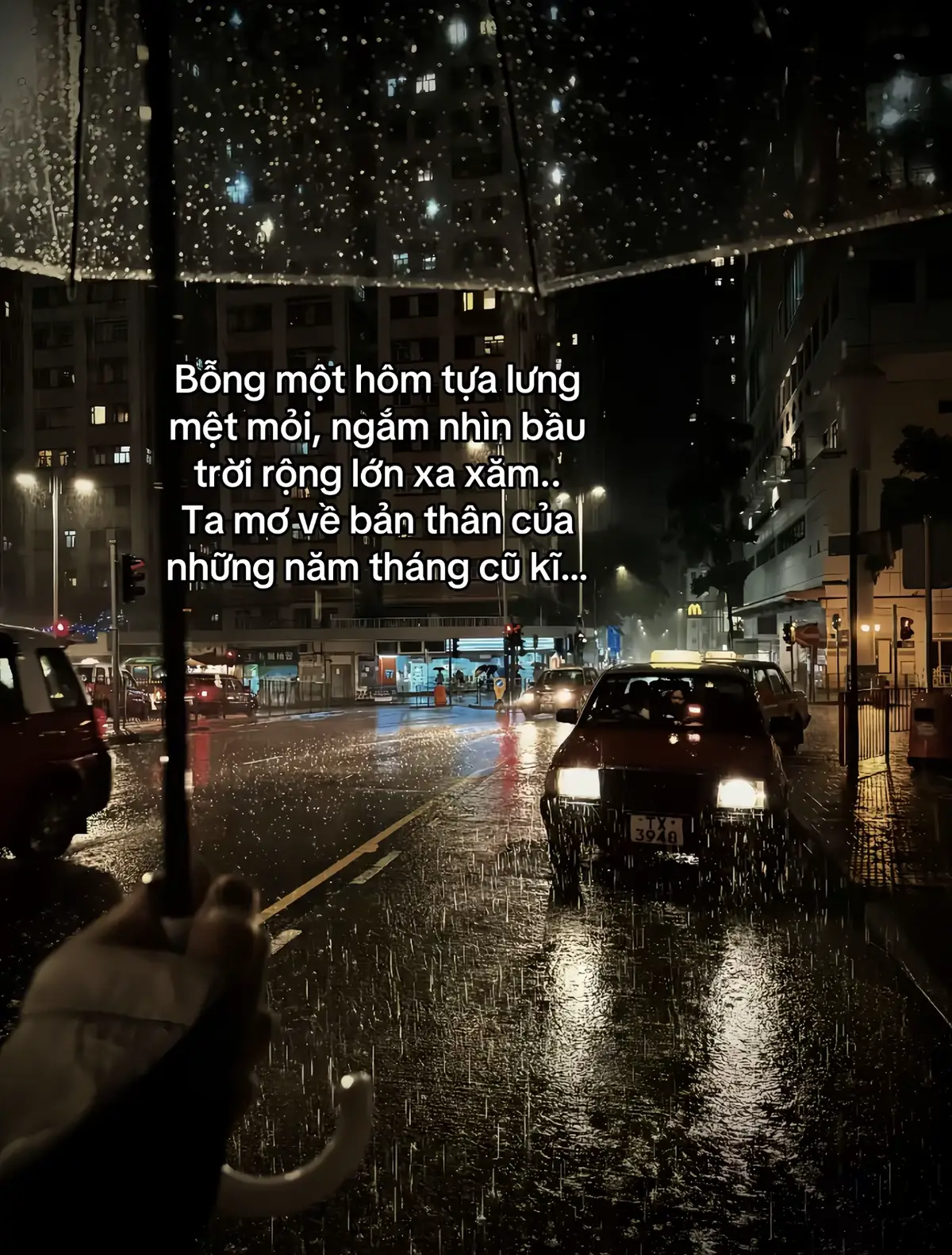 Bỗng một hôm tựa lưng mệt mỏi, ngắm nhìn bầu trời rộng lớn xa xăm.. Ta mơ về bản thân của những năm tháng cũ kĩ…