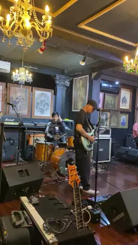 Barusan Latihan Panah Takdir @andrathebackbone single anyar tp gak anyar tp dikemas kembali menjadi lebih fresh ☺️☺️ 🎥 @sam_kuncoro #panahtakdir #drums #andraandthebackbone