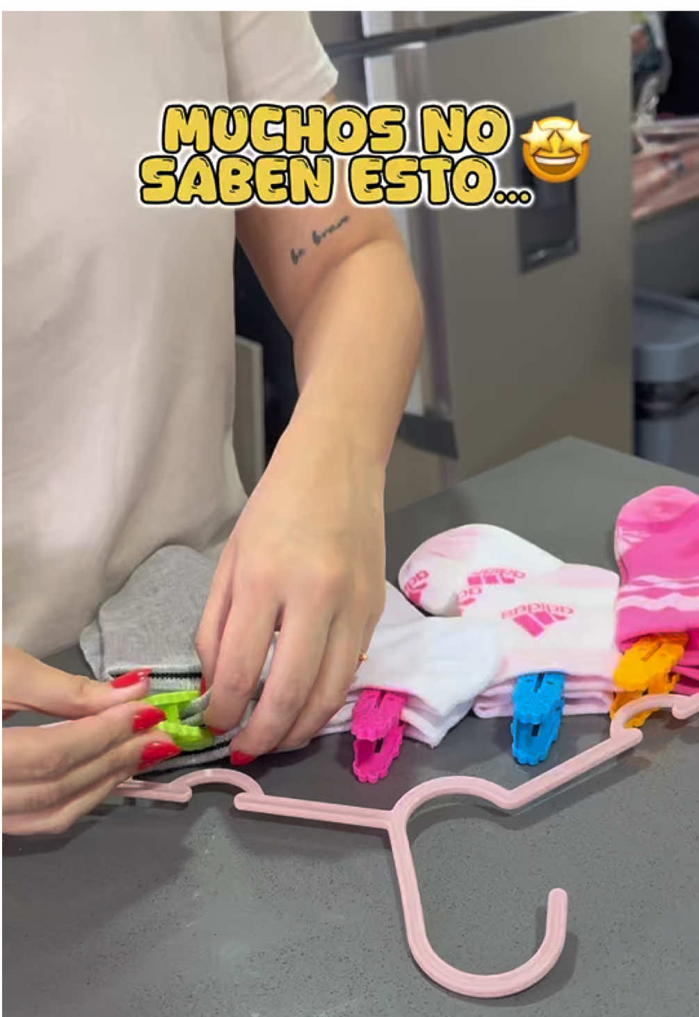 Así puedes poner a secar los pares de medias además evitarás que se pierdan... #Home #tipshogar #hacks #limpieza #medias #tips #tipsandtricks@