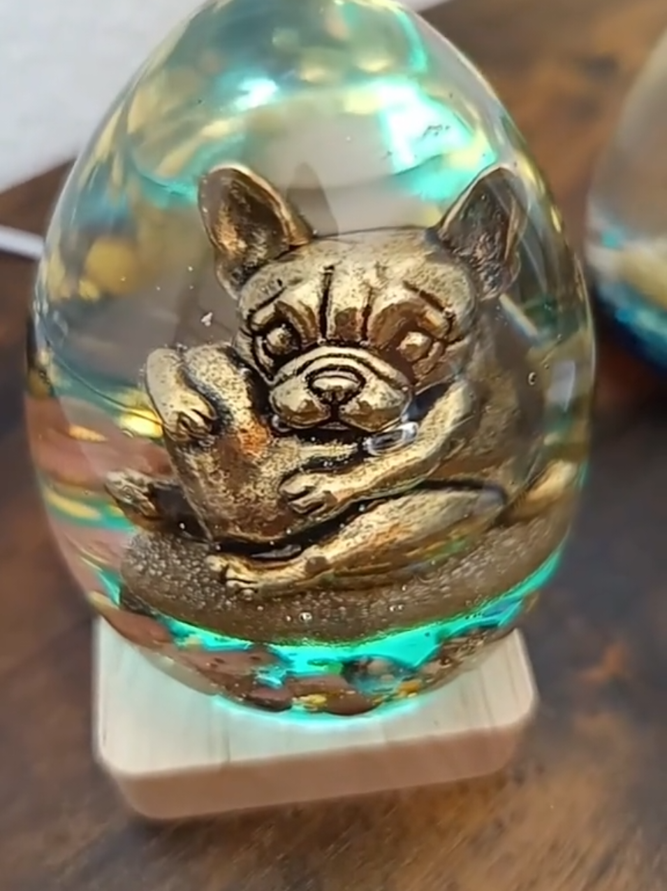 hey coucou ☺️  Alerte mignonnerie... 🐞🍀 #decoration #bouledoguefrançais #chien #creation #resineepoxy #creatrice #sevcrea #passion #pourtoi 