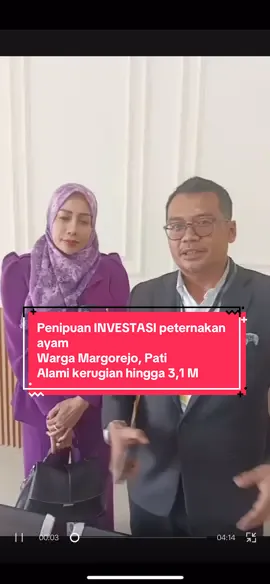 Sidang Perdana Dugaan Penipuan Bisnis Ayam, Korban Tetipu 3,1 Miliar Pati – Pengadilan Negeri Kelas 1 A Pati menggelar sidang perdana kasus dugaan penipuan yang dilakukan Anifah, warga Jalan Mojopitu No. 16, Pati.  Anifah didakwa melakukan penipuan terhadap Nurwiyanti (Wiwied), warga Desa Lumpur Bumirejo RT 02/03 Margorejo, Pati, yang diwakili kuasa hukum Adv. DR. Teguh Hartono, SH. MH.  Kasus ini melibatkan kerugian mencapai Rp 3,1 miliar. Senin, 4 Agustus 2025.   Kerjasama berjalan lancar selama satu tahun, namun kemudian terungkap bahwa perusahaan terdakwa fiktif dan keuntungan yang diberikan kepada Wiwied diduga berasal dari uang Wiwied sendiri. Kronologi kasus bermula dari kerjasama bisnis ayam antara korban dan terdakwa. Wiwied awalnya menginvestasikan Rp 200 juta, kemudian bertambah hingga total Rp 3,1 miliar dengan janji bagi hasil 5-7% dari terdakwa, ditambah keuntungan 5% per bulan dari ternak ayam.   Terdakwa kemudian meminta tambahan modal Rp 1 miliar untuk pakan ternak, dan selanjutnya melaporkan kerugian akibat matinya ayam-ayam ternak, mengklaim force majeure.   Merasa ditipu, Wiwied menyelidiki dan menemukan fakta bahwa perusahaan terdakwa fiktif.  Wiwied kemudian melaporkan Anifah ke Polres Pati. Selama proses penyidikan, Anifah sempat ditahan, namun penahanannya ditangguhkan setelah pergantian Kapolresta Pati.  Di Kejaksaan, Anifah menjalani tahanan kota, yang berlanjut hingga persidangan di Pengadilan Negeri Pati.   Namun, Anifah diduga sering melanggar ketentuan tahanan kota,  termasuk mengunggah status WhatsApp yang menunjukkan seolah-olah dirinya kebal hukum.   Kuasa hukum korban, Adv. DR. Teguh Hartono, SH. MH, menyatakan bahwa tindakan Anifah telah mencederai rasa keadilan masyarakat.  Ia meminta majelis hakim untuk menahan Anifah di Rumah Tahanan Negara (Rutan) agar persidangan berjalan lancar dan rasa keadilan terpenuhi.   Tindakan Anifah yang terus mengunggah status WhatsApp yang seolah-olah menyombongkan diri dan menunjukkan dirinya kebal hukum juga menjadi sorotan.  Pihak korban berharap majelis hakim mempertimbangkan hal ini dalam putusannya.   Sidang Perdana kasus penipuan ini banyak mengundang perhatian masyarakat karena diduga melibatkan banyak korban, diliput oleh beberapa wartawan persidangan di gelar PN Pati. #pati24jam #patisakpore #pativiral #penipuan #investasi #ayam #investasibodong #margorejo#pati