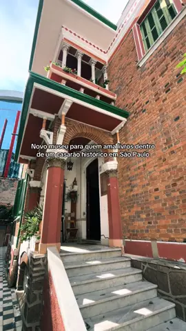 Descobrimos um museu para quem ama história e literatura! Escondido no bairro da Liberdade, emSão Paulo, o Museu do Livro Esquecido fica em um palacete do século XX em estilo florentino. O acervo reúne mais de 7 mil livros, entre edições raras, primeiras publicações, obras autografadas, livros perdidos e até manuscritos do século XVI.  O museu ainda conta com um laboratório de conservação e oferece oficinas de encadernação e restauro.  Um lugar feito pra quem acredita que livro também respira! Aberto aos sábados, domingos e terças, das 10h às 17h. Entrada: R$ 20 (inteira) | R$ 10 (meia) 📍 Rua Santa Luzia, 31 – Liberdade - São Paulo #dicassp #turismosp #museus #aesthetic #livrostiktok 