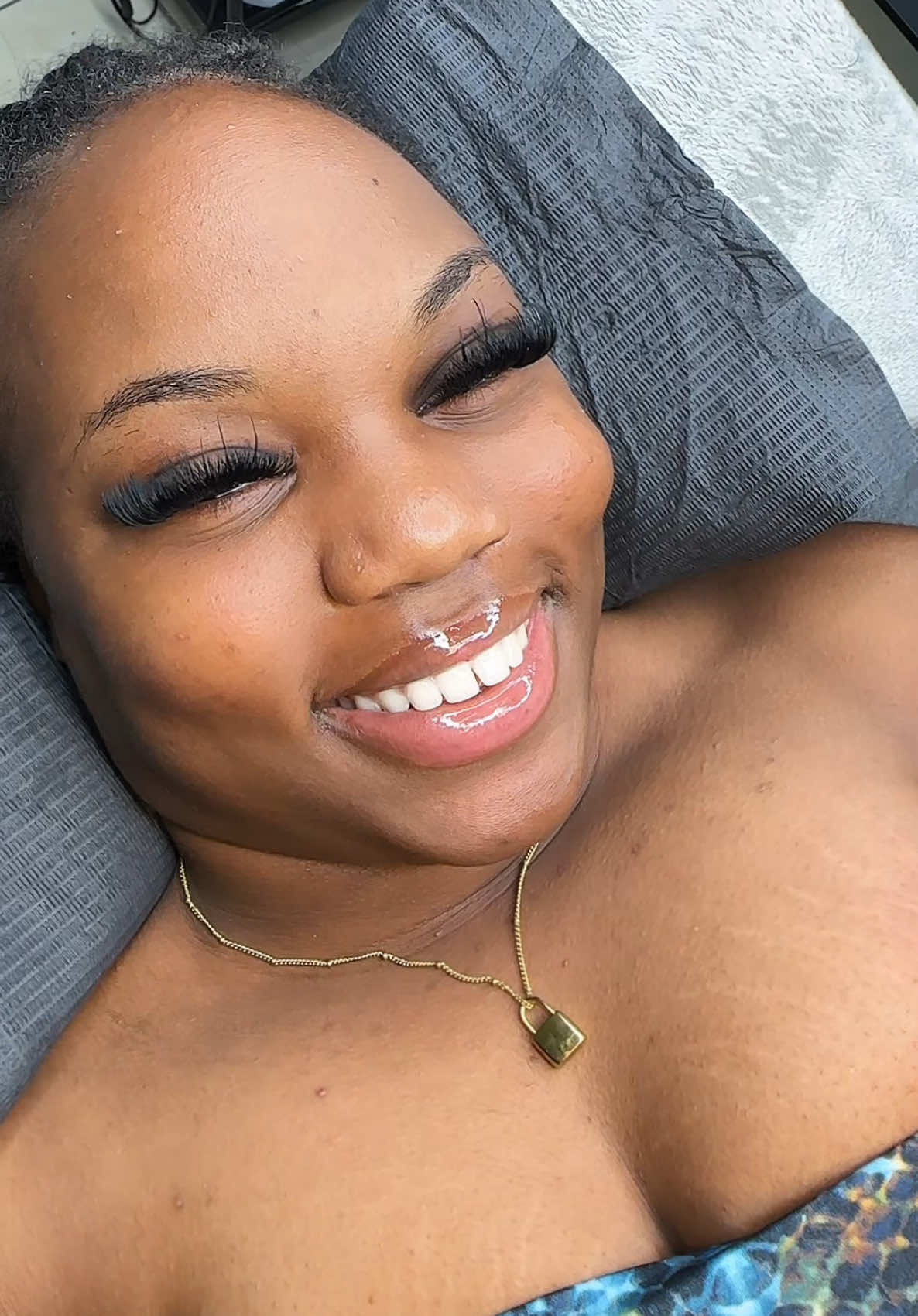 She was forced to smile  🤣🤣🤣 @Jojo 🥰 #lashextensions #fyp #wipsyvolume #jamaicatiktok 