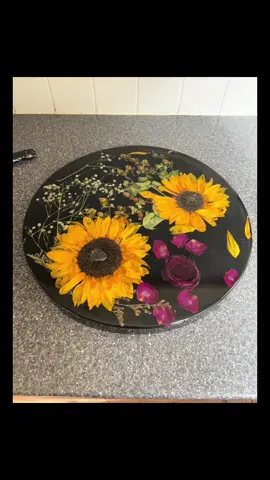 My first bigger project of a side table 3 layers done over time with epoxy resin and real dried flowers added into it. #tabletop  #driedflowers  #epoxyresin #epoxyresintable  #sidetable #resin 