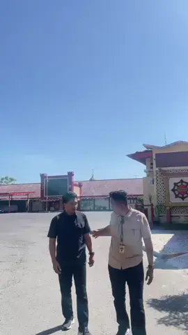 MAKASSAR – Personel Satuan Brigade Mobil (Satbrimob) Kepolisian Daerah (Polda) Sulawesi Selatan (Sulsel) membagikan bendera Merah Putih kepada para pengendara di Jalan KS. Tubun, depan Markas Satbrimob Polda Sulsel, Senin (4/8/2025). Kegiatan ini merupakan bagian dari 