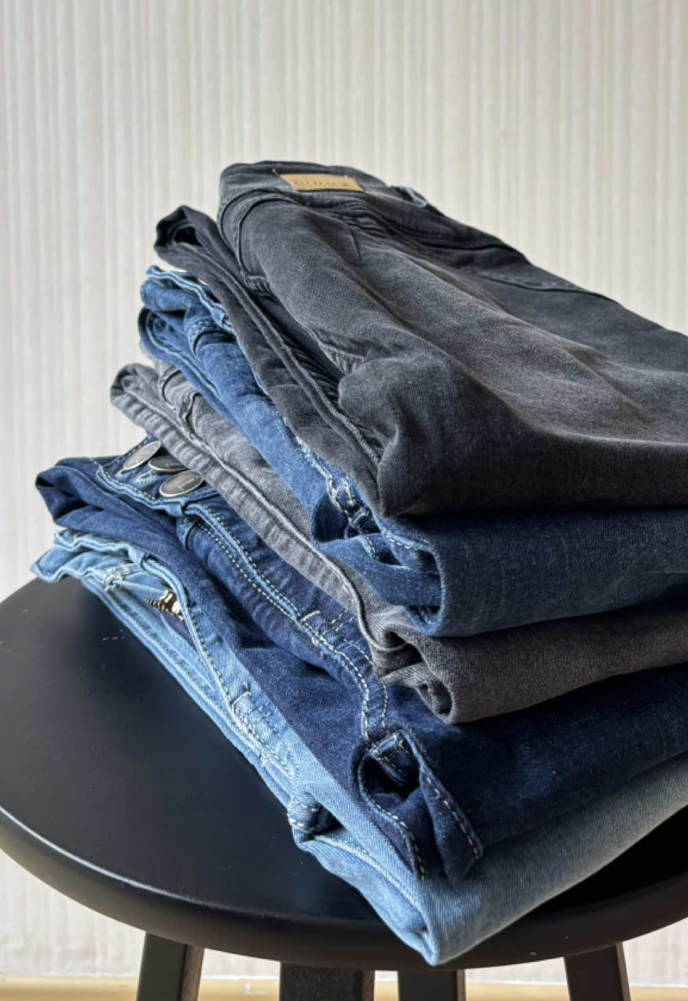 ¿Buscas el jean perfecto? En Runla lo tenemos TODO: skinny, slouchy, baggy, flare… ¡para todos los estilos y cuerpos! ✨ Ven y encuentra tu match ideal 💘 📍 Galería El Encanto – Tienda 131, Semi Sótano 📲 934 215 619 / 929 195 778 #RunlaJeans #DenimLover #JeansParaTodas #GamarraFashion #EstiloUrbano