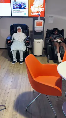 Mom on move ! Review massage chair. #france🇫🇷 #pakistani #islamabad #paris #pakistanzindabad #gujrat #rawalpindi #world @Saraz makeup artist 