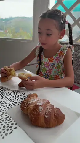 Prima di partire, una tappa obbligatoria: colazione. La vera partenza? Inizia con un tavolino al sole, un cornetto caldo, cappuccino cremoso e un caffè  Vacanze, stiamo arrivando. ☀️🥐☕️