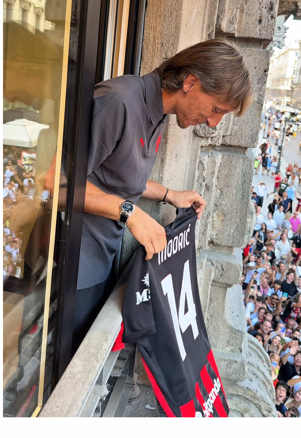 Sound ON: Luka Modrić mania. 🤯🔈 #acmilan #modric #lukamodric #tiktokcalcio #tiktokfootball #calciotiktok #calcio #seriea 