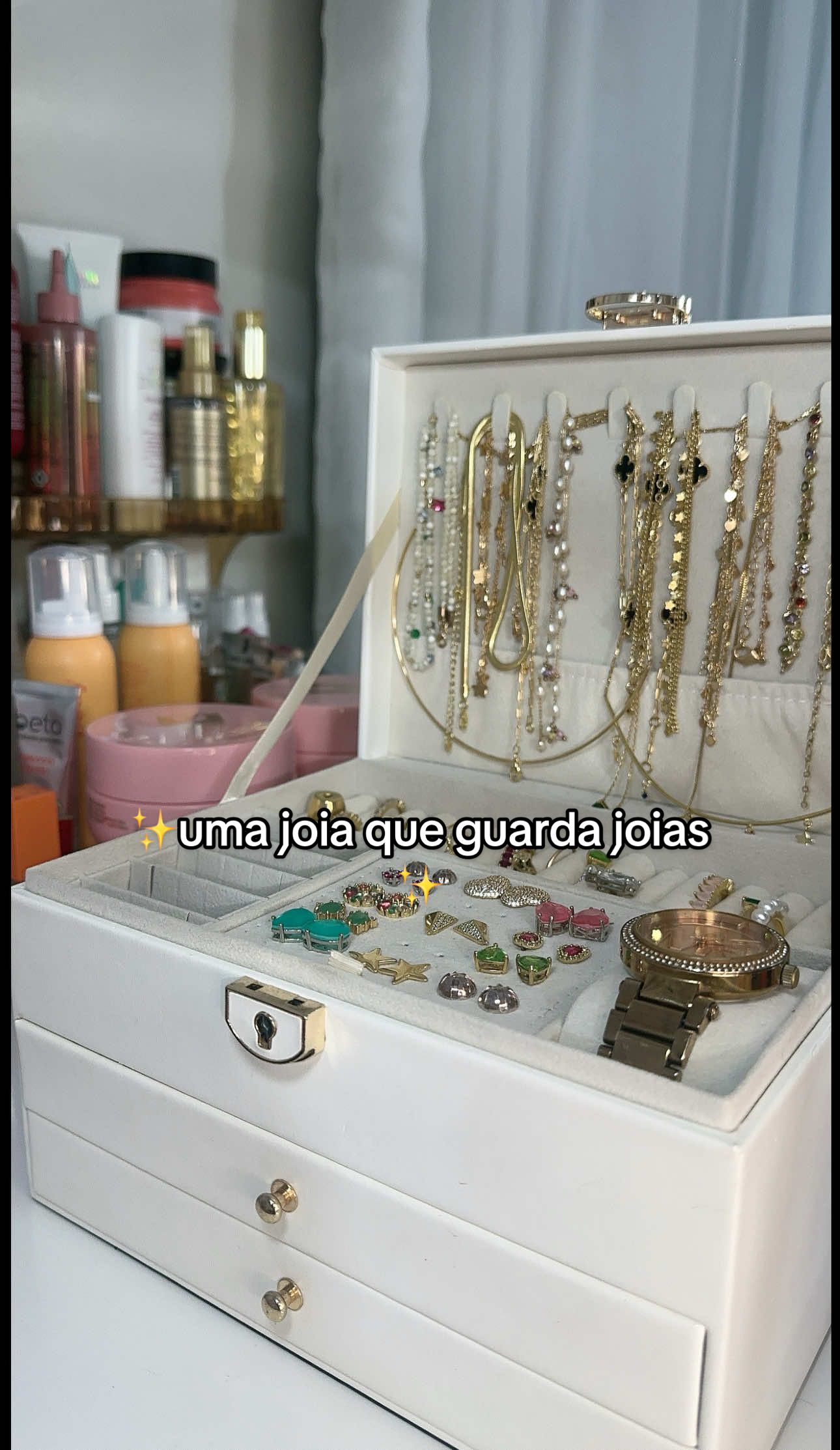 Abrir esse porta-joias é tipo abrir um tesouro ✨ Organizado, elegante e com espaço pra tudo: anéis, colares, pulseiras… Sem bagunça, sem perder tempo. Uma joia que guarda joias 💍 Sério: depois dele, fica até mais fácil escolher o acessório do dia! #P#PortaJoiasA#AchadinhoDeOrganizaçãoB#BelezaComOrdemO#OrganizaçãoFemininaJ#JoiasOrganizadasA#AchadoTikTokD#DicaRealEstiloComOrganização #portajoia #portajoias 