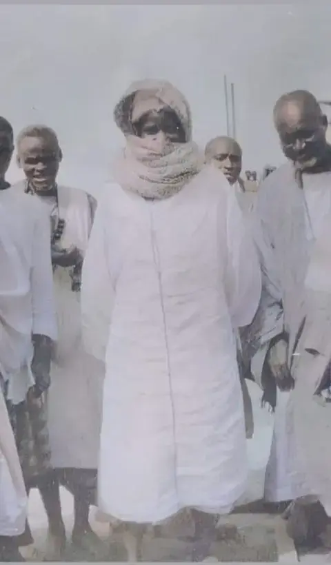 Cheikh Ahmadou Bamba (1853 – 1927) Fondateur du Mouridisme – Guide spirituel, résistant pacifique, poète mystique Cheikh Ahmadou Bamba Mbacké, aussi appelé Serigne Touba, est né en 1853 à Mbacké Bawol, dans l’actuel Sénégal. Il est l’une des figures les plus influentes de l’histoire religieuse et spirituelle de l’Afrique de l’Ouest. Fondateur de la confrérie mouride, il a joué un rôle déterminant dans la diffusion d’un islam soufi ancré dans la non-violence, la discipline spirituelle, et le travail. --- Un guide spirituel et un intellectuel musulman Fils de juristes et d’érudits musulmans, Ahmadou Bamba reçoit une solide formation en théologie, droit islamique (fiqh), exégèse coranique, et soufisme. Rapidement, il devient une autorité religieuse respectée. Vers la fin du XIXe siècle, il fonde la voie mouride, une confrérie islamique soufie prônant la piété, le travail acharné, et l’attachement au Prophète Mohammed. Il est aussi un poète mystique, auteur de nombreux ouvrages religieux et poèmes dédiés à Dieu et au Prophète. Son style mêle érudition, dévotion, et appel à la transformation intérieure. --- Résistance spirituelle face à la colonisation Face à la colonisation française, Ahmadou Bamba adopte une résistance non violente, fondée sur la spiritualité, l’éducation, et l'autonomie des musulmans. Craignant son influence croissante, les autorités coloniales l’exilent plusieurs fois (au Gabon de 1895 à 1902, puis en Mauritanie), mais son prestige ne cesse de croître. Malgré l’exil et les épreuves, il garde une attitude de patience et de foi. --- Création de Touba En 1887, il fonde la ville sainte de Touba, aujourd’hui le cœur spirituel de la confrérie mouride et l’un des plus grands centres religieux d’Afrique. La grande mosquée de Touba, construite après sa mort, est un symbole fort de son héritage. Touba est également le lieu du Grand Magal, pèlerinage annuel qui attire des millions de fidèles. --- Mort et héritage Cheikh Ahmadou Bamba décède en 1927, mais son enseignement continue d’inspirer des millions de Sénégalais et d’Africains. Il est enterré à Touba, où son mausolée est un lieu de recueillement majeur. Le mouridisme reste aujourd’hui l’une des confréries les plus influentes du Sénégal, alliant spiritualité, solidarité, et autonomie économique. --- Citation célèbre : > « Je pardonne à ceux qui m’ont exilé ; ma victoire est dans la prière, le savoir et le travail. »