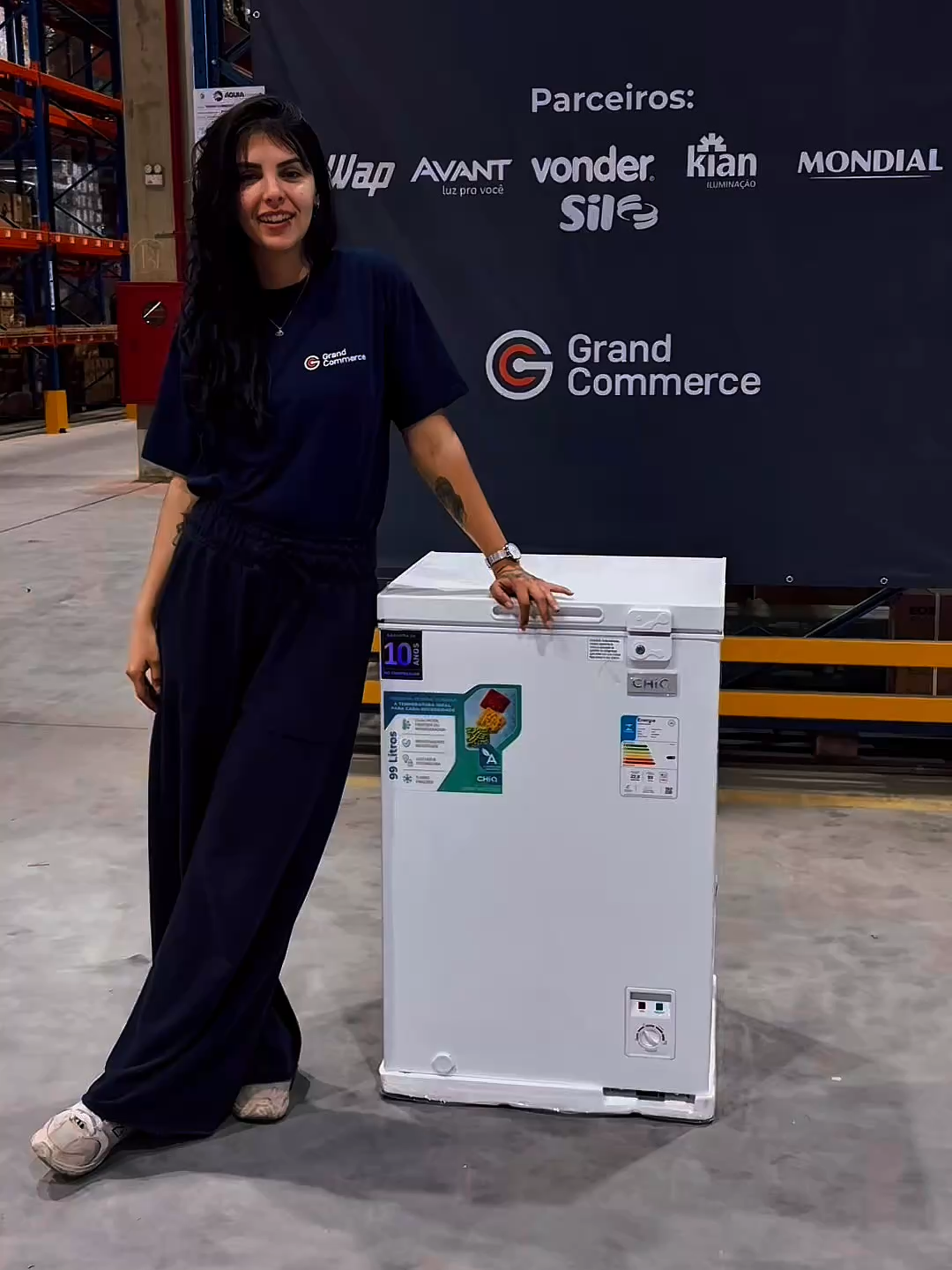 Freezer CHiQ 99L: pequeno no tamanho, gigante na entrega! ❄️ Seja em casa ou no seu negócio, esse freezer horizontal tem tudo: são 7 níveis de operação pra você controlar resfriamento e congelamento do seu jeito. Luz LED interna automática, cesto removível que facilita a organização, trava com chave pra mais segurança e rodinhas que ajudam na hora de limpar ou mudar de lugar. Sem falar no acabamento bonito e fácil de limpar, dobradiças com design inteligente e os 10 anos de garantia no compressor. É praticidade, economia e eficiência num só produto! Quer o seu? Acesse nossas lojas oficiais e escolha sua voltagem (127V ou 220V). A gente entrega pra todo o Brasil! #GrandCommerce #FreezerCHiQ #CozinhaInteligente #DicaDeCozinha #RotinaFacilitada