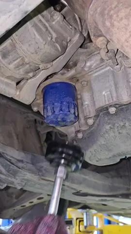 Malibu engine oil filter changing trick #automotive #mechanic #DIY 