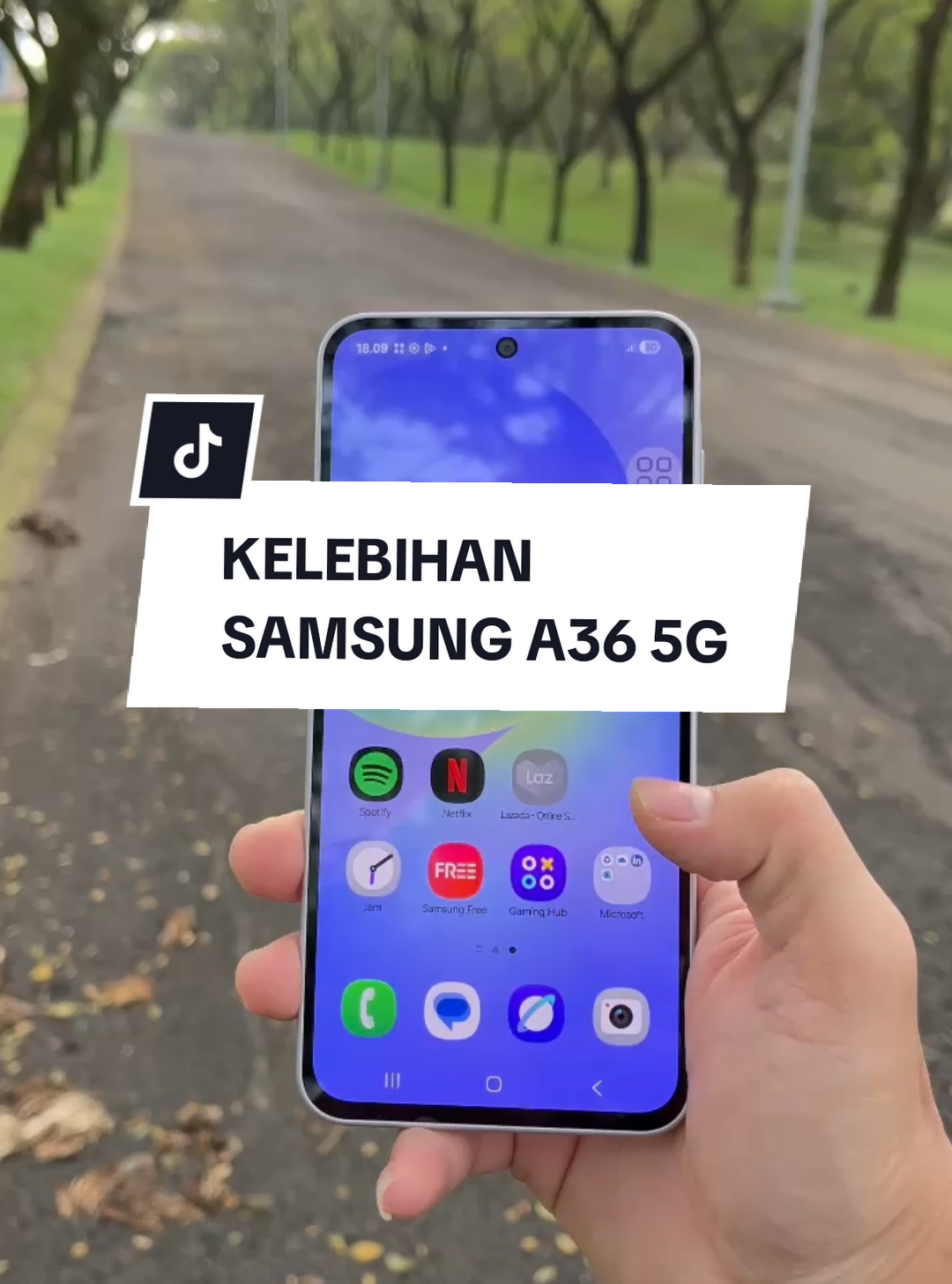 KELEBIHAN SAMSUNG A36 5G!! Samsung Galaxy A36 5G adalah salah satu pilihan menarik di segmen menengah yang menawarkan kombinasi fitur solid dengan harga yang kompetitif. Berikut adalah 7 kelebihan utama dari Samsung A36 5G : 1. Layar Super AMOLED 120Hz yang Imersif Samsung A36 5G hadir dengan layar Super AMOLED 6,7 inci (FHD+) yang mampu menghasilkan warna cerah, kontras tinggi, dan detail tajam. Ditambah lagi dengan refresh rate 120Hz, pengalaman scrolling, bermain game, dan menonton video akan terasa sangat mulus dan responsif. Kecerahan puncaknya mencapai 1200 nits, membuatnya nyaman digunakan bahkan di bawah sinar matahari langsung. 2. Desain Premium dan Tahan Banting Ponsel ini mengadopsi desain modern dan minimalis, mirip dengan seri flagship Samsung. Bagian bodinya sudah dilapisi Corning Gorilla Glass Victus+ di bagian depan, memberikan ketahanan ekstra terhadap goresan dan benturan. Selain itu, Galaxy A36 5G memiliki sertifikasi IP67 yang membuatnya tahan debu dan air (hingga kedalaman 1 meter selama 30 menit), memberikan ketenangan pikiran dalam penggunaan sehari-hari. 3. Performa Optimal dengan Snapdragon 6 Gen 3 Ditenagai oleh chipset Qualcomm Snapdragon 6 Gen 3 yang baru dirilis, Samsung A36 5G menawarkan performa yang cukup baik untuk kebutuhan multitasking, gaming kasual, dan penggunaan aplikasi sehari-hari. Kombinasi dengan RAM hingga 8GB atau 12GB LPDDR5 dan penyimpanan internal 128GB atau 256GB memastikan kelancaran kinerja dan ruang yang lega untuk menyimpan berbagai file. 4. Kamera Serbaguna dengan OIS Untuk fotografi, Samsung A36 5G dibekali sistem kamera belakang yang mumpuni. Kamera utamanya beresolusi 50 MP dengan Optical Image Stabilization (OIS) dan PDAF, memastikan hasil foto dan video yang stabil, tajam, dan detail, bahkan dalam kondisi bergerak atau cahaya minim. Ditambah dengan lensa ultrawide 8 MP dan makro 5 MP, memberikan fleksibilitas untuk berbagai skenario pengambilan gambar. Kamera depannya juga cukup baik dengan resolusi 12 MP. 5. Baterai Tahan Lama dan Pengisian Cepat Dengan kapasitas baterai 5000 mAh, Samsung A36 5G mampu bertahan seharian penuh dalam penggunaan normal. Fitur pengisian cepat 45W juga menjadi nilai tambah, memungkinkan pengisian daya hingga sekitar 93% dalam waktu kurang lebih satu jam, sehingga Anda tidak perlu khawatir kehabisan daya di tengah aktivitas. 6. Pembaruan Perangkat Lunak Jangka Panjang Samsung dikenal dengan dukungan pembaruan perangkat lunak yang baik. Galaxy A36 5G menjalankan Android 15 dengan antarmuka One UI 7 terbaru saat diluncurkan dan dijanjikan akan mendapatkan pembaruan OS dan keamanan hingga 6 tahun, memastikan perangkat tetap relevan dan aman untuk waktu yang lama. 7. Fitur AI dan Keamanan Canggih Untuk pertama kalinya, Samsung membawa fitur Galaxy AI ke seri A, termasuk fitur seperti Circle to Search untuk pencarian visual yang cepat, Object Eraser untuk menghapus objek yang tidak diinginkan dari foto, dan AI Nightography untuk hasil foto low-light yang lebih jelas. Selain itu, ponsel ini dilengkapi dengan Samsung Knox Vault, platform keamanan yang dibangun dari chip, untuk melindungi data-data penting pengguna. Gimana? tertarik untuk memilikinya? Gass keranjang kuning yaa !! #samsunga365g #samsunggalaxy #samsungtips #gadgetindonesia 