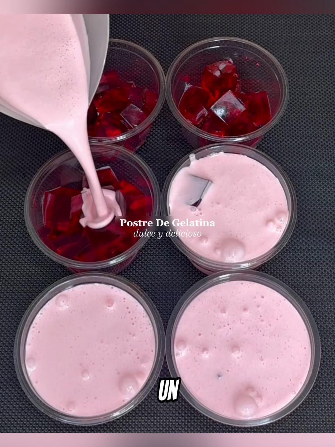 Receta: 1 sobre de gelatina sabor cereza 500 ml de agua tibia 500 ml de agua fría Para la mezcla cremosa: 30 g de gelatina sabor fresa 300 ml de agua tibia 200 ml de agua fría 400 g de crema de leche (nata para batir) Preparación: Disuelve la gelatina de cereza con el agua tibia y luego añade el agua fría. Lleva a la nevera hasta que cuaje, luego corta en cubos y reserva. Disuelve la gelatina de fresa en agua tibia, añade agua fría, y licúa con la crema de leche bien fría. En vasos o moldes, coloca los cubitos de gelatina y vierte la mezcla cremosa. Refrigera por 8 horas… ¡y disfruta este postre delicioso! #postrescaseros #reposteríafácil #reposteríacasera #tiktokpostres #recetafacil #postresvirales #dulcesfaciles #reposteria #recetasdulces #recetarapida #hechoencasa #sinhorno #postresfríos