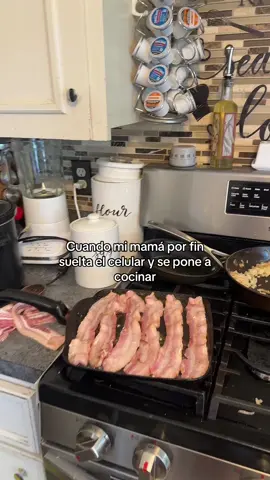who wants breakfast 🤩#foryoupage #viral #hispanictiktok #relatable 