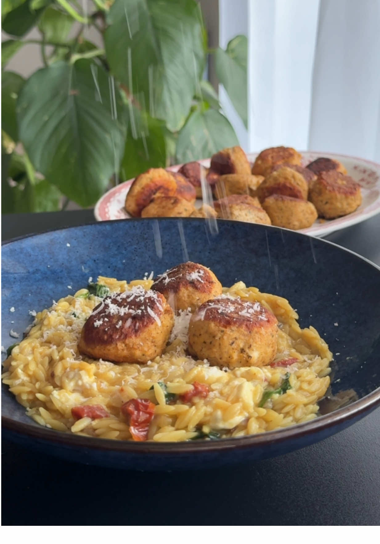 Boulettes de poulet à la feta, orzo aux épinards & tomates séchées ✨🍀 Ingrédients pour 4 personnes Pour les boulettes : 	•	400 g de blanc de poulet 	•	100 g de feta 	•	1 œuf 	•	40 g de chapelure panko (ou classique) 	•	1 c. à soupe d’huile d’olive 	•	1 c. à café d’épices italiennes 	•	1 c. à soupe de menthe fraîche ciselée 	•	1 c. à soupe de beurre (pour la cuisson) Pour l’orzo : 	•	250 g d’orzo (ou langue d’oiseau) 	•	1 oignon rouge, finement émincé 	•	4 à 5 tomates séchées, coupées en petits morceaux 	•	1 c. à café d’ail en pâte 	•	600 ml de bouillon de légumes (déjà salé et épicé) 	•	2 poignées d’épinards frais 	•	50 g de feta émiettée (en topping) ⸻ Préparation Commence par mixer les morceaux de blanc de poulet avec la feta, l’œuf, la chapelure, les épices italiennes, l’huile d’olive et la menthe ciselée, jusqu’à obtenir une farce homogène. Avec les mains légèrement mouillées, forme des petites boulettes, puis fais-les revenir dans une grande poêle avec une cuillère à soupe de beurre jusqu’à ce qu’elles soient bien dorées de chaque côté. Retire-les de la poêle. Dans la même poêle, fais revenir l’oignon rouge émincé, puis ajoute l’orzo, les tomates séchées et l’ail en pâte. Verse ensuite le bouillon de légumes, couvre, et laisse cuire à feu doux pendant 15 minutes environ, jusqu’à ce que l’orzo ait bien absorbé le liquide. Termine en ajoutant les épinards, que tu laisses fondre quelques minutes. Hors du feu, ajoute la feta émiettée et replace les boulettes sur l’orzo pour servir bien chaud.