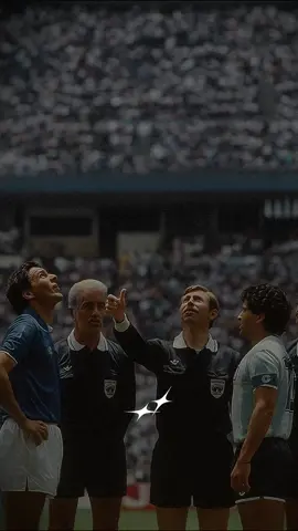 Maradona no miró la moneda. No dejó su destino en el azar. Confió en su esfuerzo. ¿Y tú? ¿Todavía esperas tener suerte? #Maradona #motivación #LaniProject #confianza #esfuerzo