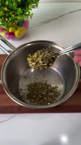 Passo a passo: 1. Ferva a água: Em uma panela, coloque 500ml de água e leve ao fogo médio até ferver.  2. Adicione as ervas: Assim que a água ferver, desligue o fogo e adicione uma colher de sopa de camomila, 2-3 folhas de louro e um pau de canela.  3. Deixe em infusão: Tampe a panela e deixe as ervas em infusão por 10 minutos para que liberem seus aromas e propriedades.  4. Coe e sirva: Coe o chá para remover as ervas e sirva quente. Você pode adoçar com mel se preferir.  Dicas adicionais: Para um chá mais suave, utilize água filtrada.  Se desejar, você pode adicionar um pouco de mel para adoçar, mas evite o excesso.  O chá pode ser consumido quente ou morno, de acordo com sua preferência.  O chá de camomila, louro e canela pode ajudar a acalmar, melhorar a digestão e até mesmo promover um sono mais tranquilo.  #saudeebemestar #cha #fyp #vidaleve #tiktokviral 