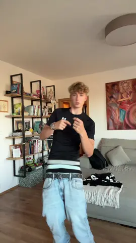 Sagging ahh post🙄😁#foruyou #fypag #blowthisupforme #flaredjeans #sagging #trendy #dancechallenge 