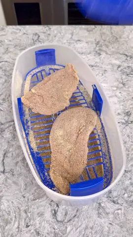 🔗In Bio! This Batter Breader Bowl is a mess free way to season your meat and veggies 💙 #amazonkitchen #amazonhome #kitchenhack #mealprep #messfreecooking #amazonmusthave #mealprepmadeeasy 