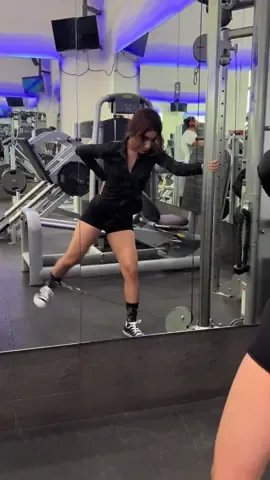 Hoy le metí duro a glúteo 🍑 No hay secretos, solo constancia #legday #gluteos #RutinaGlúteo #workoutmotivation #fitgirl #GymTok #workout 