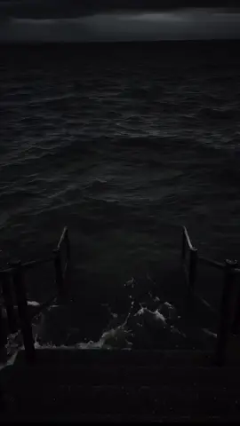 Ядерная подводная лодка ⚓️🚢 — это стратегическое оружие, способное действовать скрытно и автономно в океане 🌊. В отличие от дизельных субмарин, она использует ядерный реактор ⚛️, который обеспечивает почти неограниченное время под водой 🕒 без необходимости всплывать. Такие лодки могут нести ядерные баллистические ракеты (ПЛАРБ) 🎯💥 или крылатые ракеты дальнего действия 🚀. Это делает их частью триады ядерного сдерживания вместе с ракетами на суше 🗺️ и авиацией ✈️. На борту часто находятся десятки торпед и несколько баллистических или крылатых ракет 💣. Они оборудованы системами скрытности: шумоподавление 🔇, антирадарные покрытия 🕵️‍♂️, и сложная навигация 🧭. Команда обычно состоит из 100–160 человек 👨‍✈️👩‍✈️, живущих в замкнутом пространстве неделями и даже месяцами 🛌🥫. США 🇺🇸, Россия 🇷🇺, Китай 🇨🇳, Великобритания 🇬🇧 и Франция 🇫🇷 имеют в арсенале такие лодки. Например, американская USS Ohio или российская 
