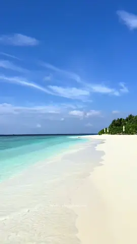 Beach Waves and Blue Sky  #creatorsearchinsights #malediven #urlaub #relaxing #newpost #paradise #fyp 