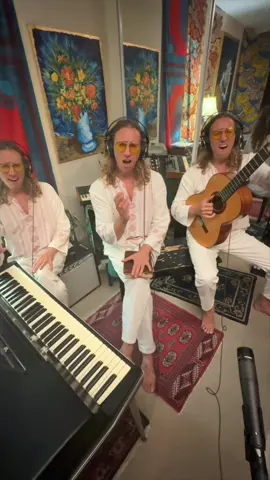 “Amorcita” la belleza de la mañana, y aunque es dificil hablar, voy a cantar en su lugar, porque las canciones cuentan historias como un sueño sostenido cerca. Te tarareo después de despertar antes de la primera palabra dicha, una sueve melodia reconfortante, harmonia como el desayuno en la cama. #cancion #amor #banda #guitarra #cantar #canto #toco #musica #tres #dulce #verdad #music #band #guitar #harmony #harmonia #song #lovesong 