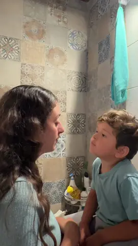 Me da igual estar sentada en el baño. Me da igual que no sea el vídeo en el que mejor salga. Este vídeo es una de las cosas más bonitas que tendré en la vida. Con Leo hay que aprovechar cualquier instante en el que notes que está conectado contigo, para conseguir avances con el. Me da igual si es sentada en el baño, si es dentro de la ducha, si es mientras cocino, mientras conduzco, cuando sea.  Esto que acabo de vivir es una lucha constante, un trabajo constante.  No hay nada más gratificante en esta vida, os lo prometo. #lucha #autismo #amor❤️ #madreehijo 