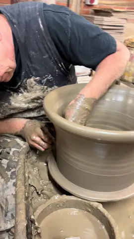 Introducing a new technique I’m using borrowed from #potter #isaacbutton to throw the medium pan #flowerpots  #clay #pot #pottery #ceramics #wildclay #handmade #terracotta #instapotter #potterytechniques #pottertok #potterytiktok #potteryvideo 
