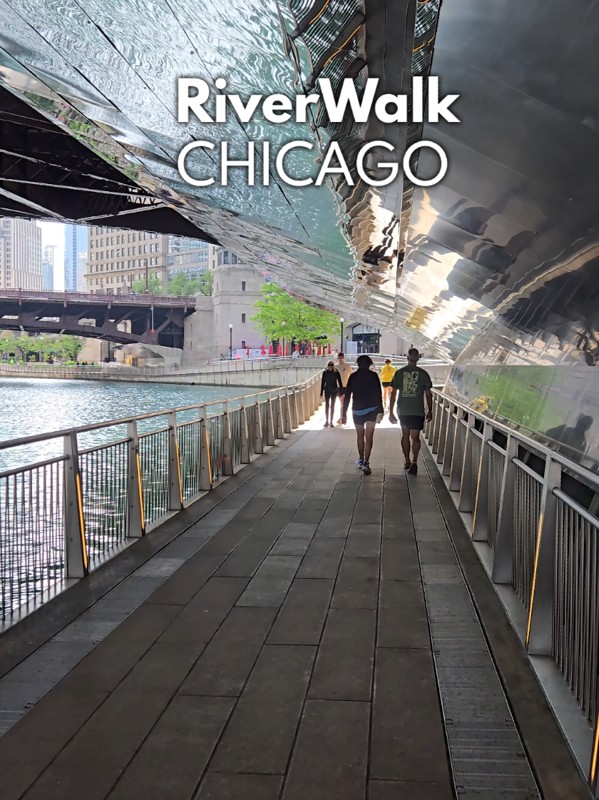 Starting the dat at Chicago's Riverwalk #travelingeyes #chicago #riverwalkchicago 
