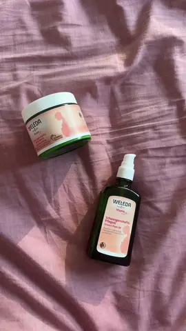 🤰Estes são os meus essenciais para hidratar e prevenir estrias durante a gravidez. Adoro o cheirinho do óleo e a manteiga corporal tem uma textura super hidratante. Quero também saber as vossas dicas nos comentários. E a partir de que semana começaram com este cuidado? #gravidez #estrias #weleda #hidratarapele #barrigagravida @Weleda 