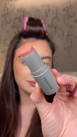 Passe longe desse produto… o risco de você se apaixonar é ALTÍSSIMA! 🩷🫢 @Boca Rosa BR | @Bianca Boca Rosa  #bocarosa #bocarosabeauty #blushhack #maquiagemtiktok #belezatiktok #girls #maquiagem #tiktokbeleza 