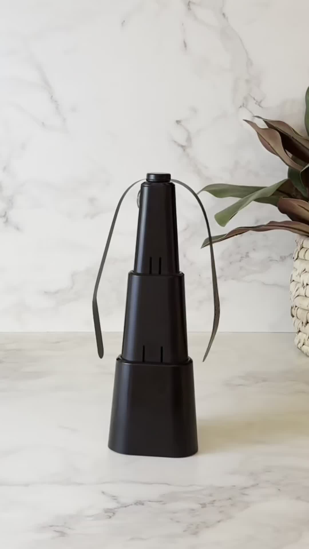 🌬️ Ventilador de Mesa Retrátil Frescor e conforto em qualquer ambiente Função repelente: afasta insetos com praticidade Design compacto e fácil de transportar Ideal para casa, trabalho ou viagem #LyorNaSuaCasa #AmbienteFresco #SemMosquitos #ConfortoEmTodoLugar #VentiladorRetrátil #SuaCasaCompleta