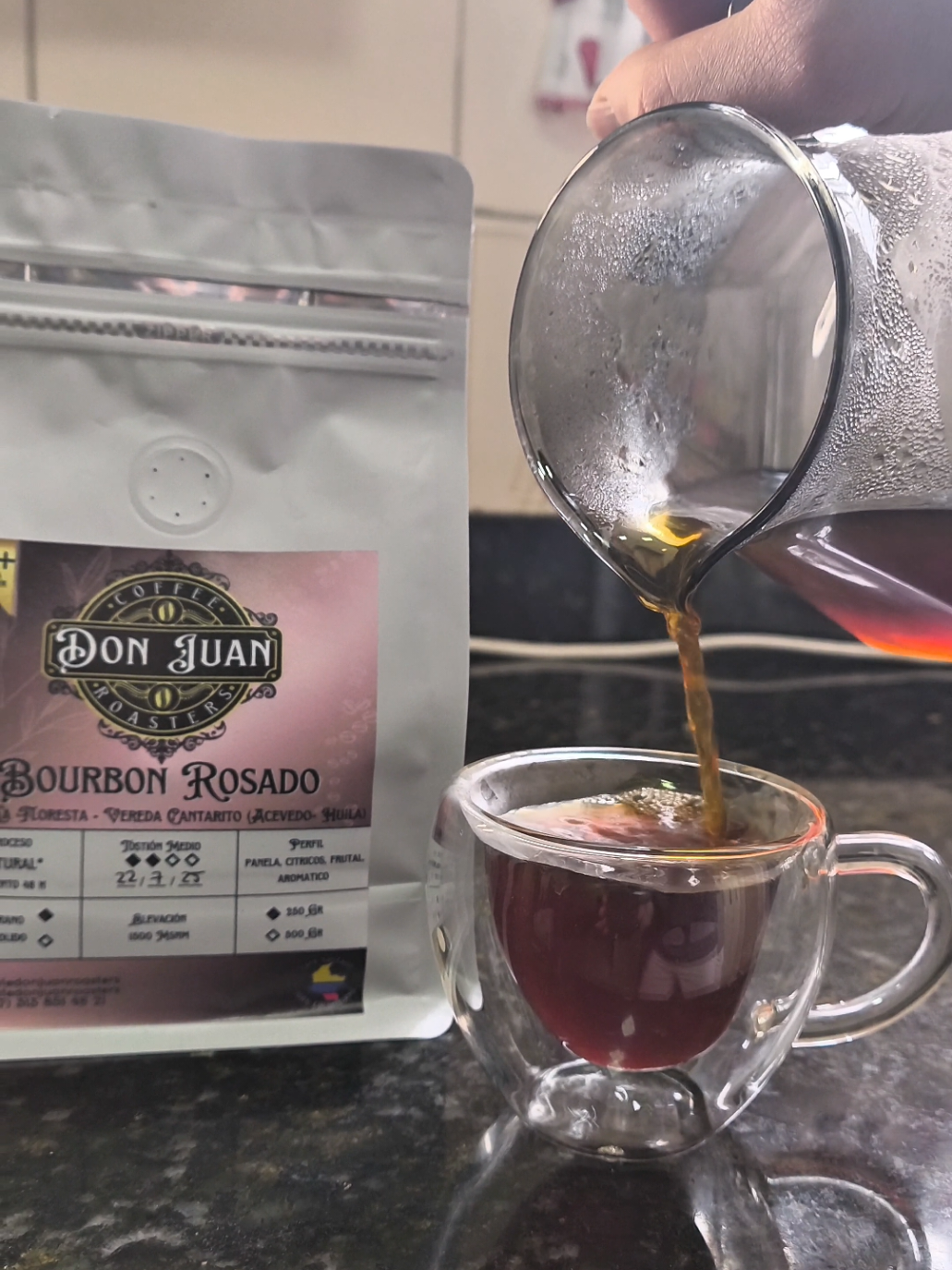 estamos empezando el mes y como no empezarlo con un buen cafécito de por Medio  gracias a @Café Don Juan Roasters  que me dan la oportunidad de probar este delicioso Borbón rosado  ¿ya preparaste tú cafecito? #coffee #cafedeespecialidad #v60 #cafe #amantesdelcafe #CapCut 