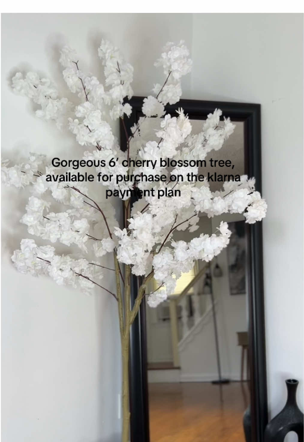 Bendable branches with a soft metal wire for customization Ideal for adding a touch of nature indoors, making it especially suitable for living rooms, bedrooms, and offices. Requires no watering, pruning, or special care, perfect for those who love the look of greenery without the hassle. Suitable for various occasions including weddings, birthdays, and home decor, enhancing any event or space with its beauty 💞🏡☑️⚪️😍 #cherryblossom #cherryblossomtree #indoorplants #artificialtree 