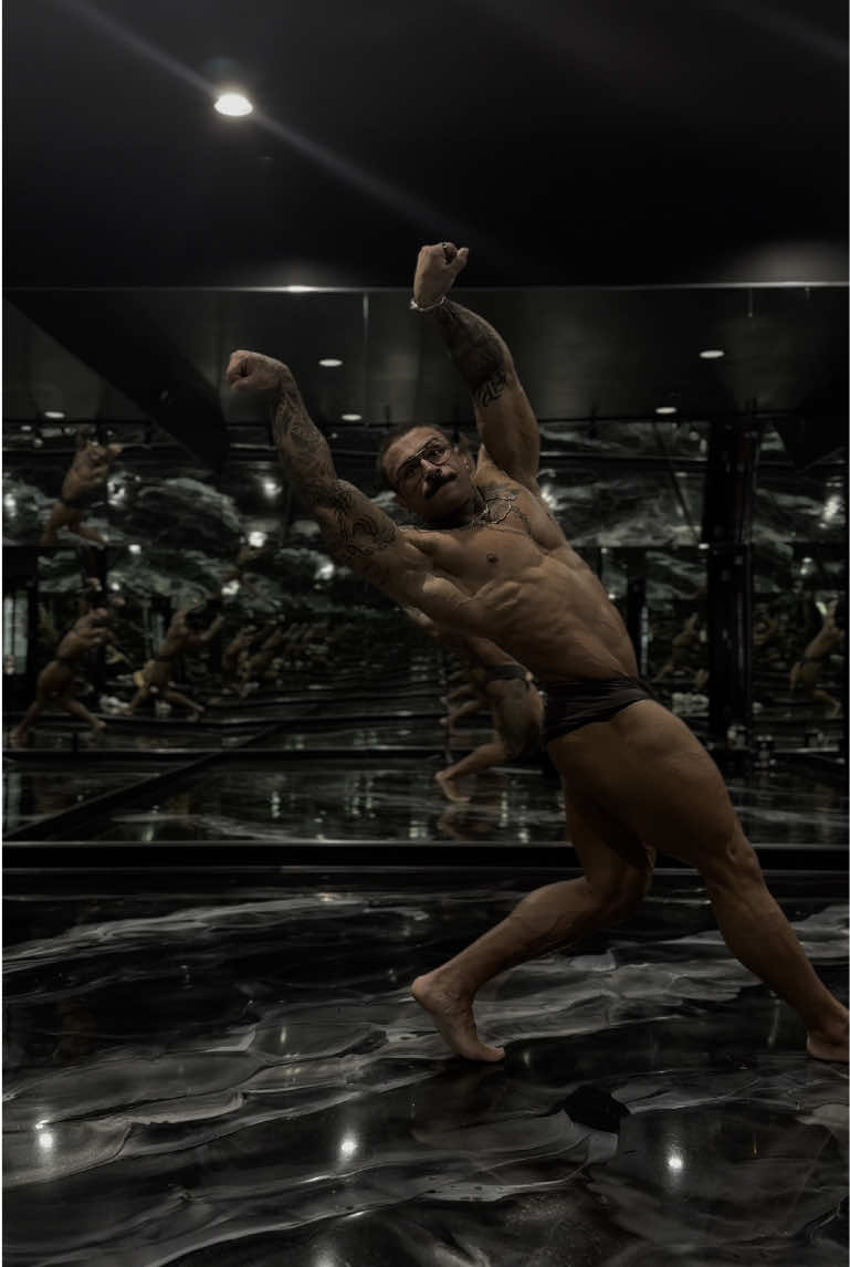 Hitting the “Carusos Victory” Pose mid routine, still trying to figure out a fluid way to set an entirely new pose created by Me 😭🙏🏽 #fyp #posing#gym#bodybuilder #ifbb 
