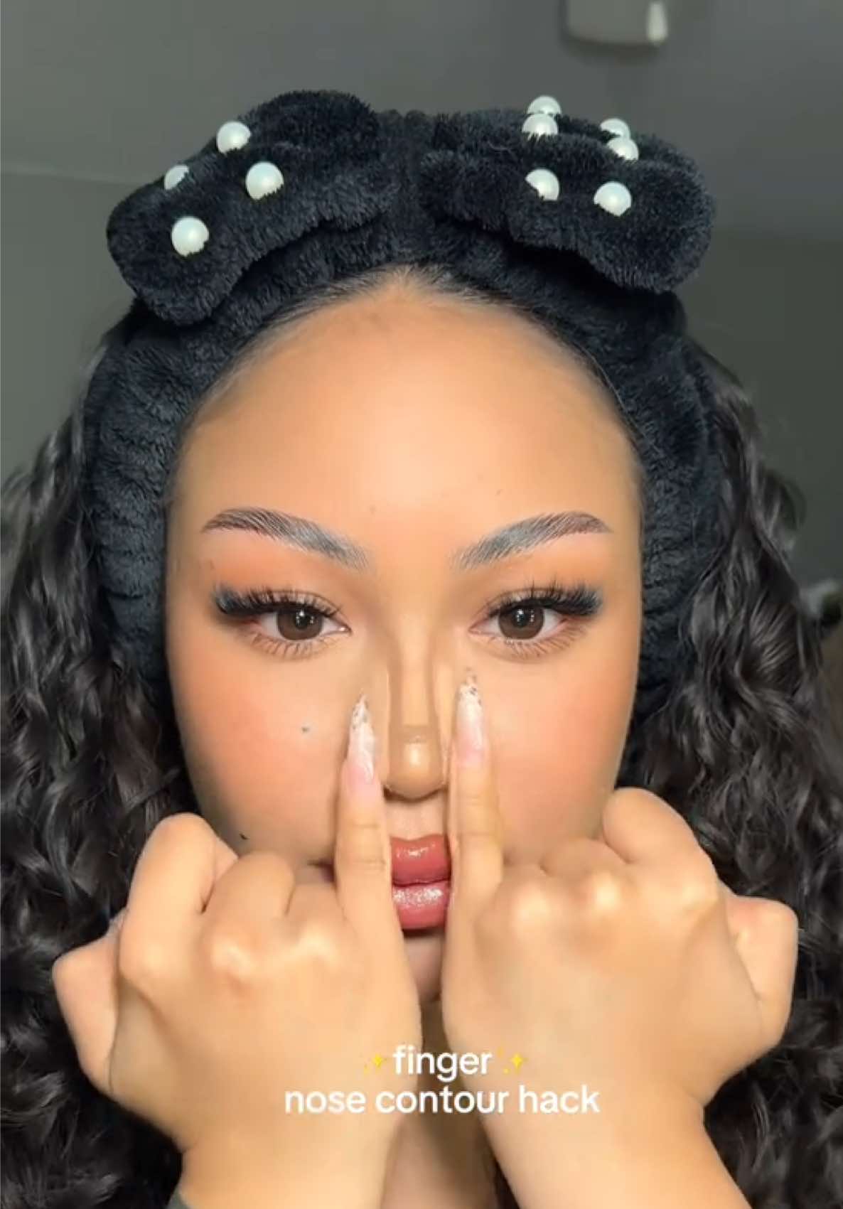Would you try this out?👀  PRODUCTS: @SHEGLAM liquid contour  @Fenty Beauty pro filtr concealer #makeup #grwm #beauty #makeuptips #makeuphacks 